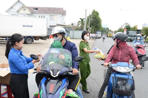 Đồng Tháp: 'Trạm dừng chân nghĩa tình' làm ấm lòng người dân xa quê