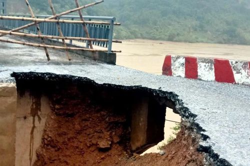 Mưa lớn làm sạt lở mố cầu bắc qua sông Lam, hàng trăm hộ dân bị ảnh hưởng