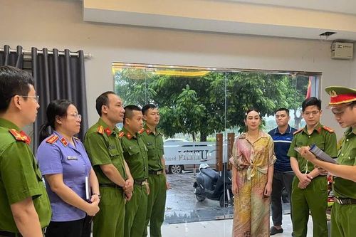 Vợ ông trùm giang hồ 'Vi ngộ' bị khởi tố