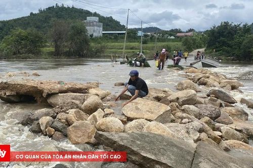 Mưa lớn gây ngập ngầm tràn, sạt lở khiến 341 hộ dân bị cô lập