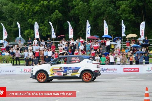 Hàng nghìn khán giả đội mưa xem đua ô tô tại Quảng trường Hàm Rồng