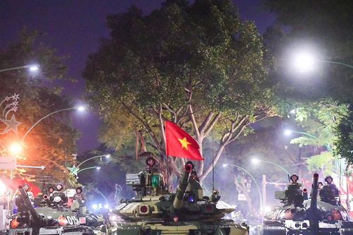 Xe pháo, khí tài và khối diễu binh hành quân từ tinh mơ vào Quảng trường Ba Đình