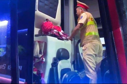 Mở cửa kiểm tra xe khách 24 chỗ, 'bất ngờ' với cảnh tượng bên trong
