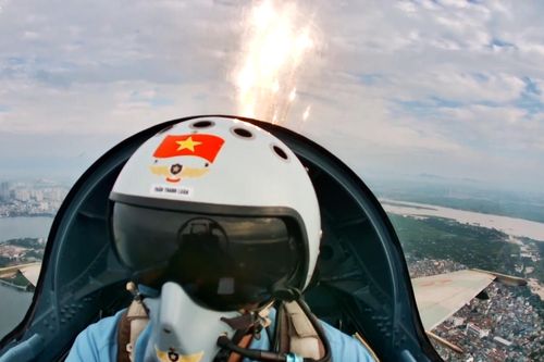 Khoảnh khắc phi công Su-30MK2, Yak-130 tỏa sáng trên Quảng trường Ba Đình