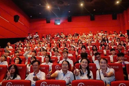 Một trường mua vé cho tất cả học sinh đi xem miễn phí phim 'Mưa đỏ'