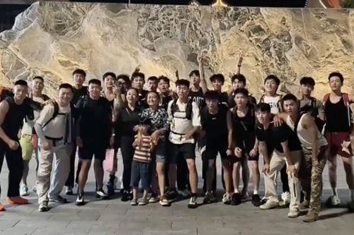 2 nữ du khách chi hơn 100 triệu đồng thuê 24 chàng trai hộ tống leo núi