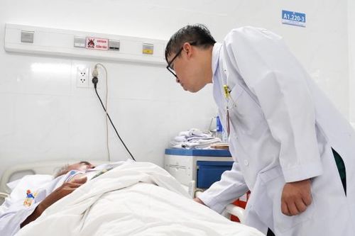 Người đàn ông phẫu thuật khẩn lấy mảnh xương lạc vào gan