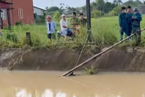 Đôi nam nữ lao xuống kênh sau trận cãi vã giữa đêm
