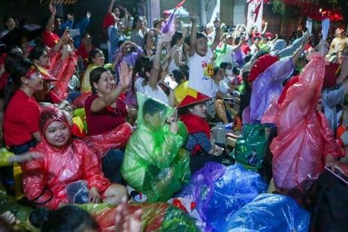 Người dân thức xuyên đêm chờ tổng duyệt A80