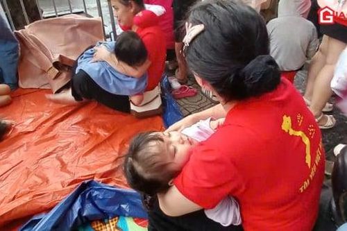 Người dân xuyên đêm, ngủ ngoài trời để chờ xem diễu binh