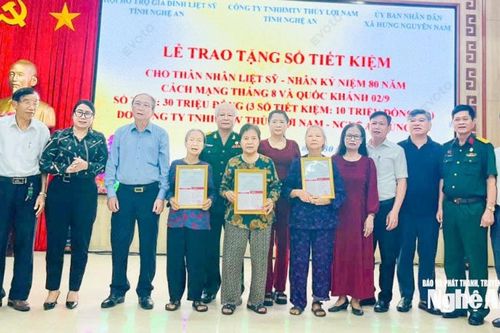 Trao tặng 3 sổ tiết kiệm tri ân gia đình thân nhân liệt sĩ ở Vinh Phú và Hưng Nguyên Nam