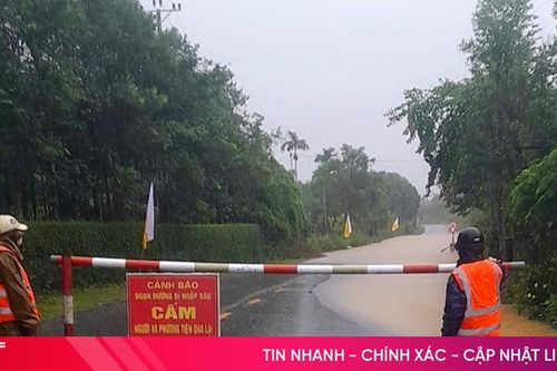 Quốc lộ 15 ở Phúc Trạch ngập nửa mét, giao thông chia cắt