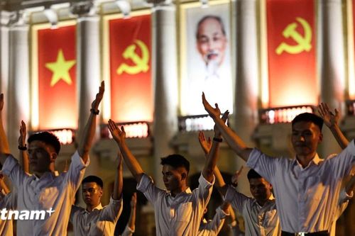 Sỹ quan lên 'sân khấu': Bộ đội biểu diễn phục vụ người dân trước giờ diễu binh