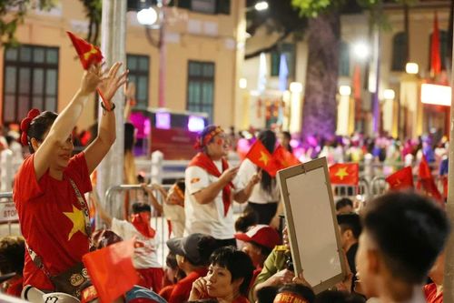 Những nụ cười rạng rỡ của người dân chào đón đoàn A80 trong buổi tổng duyệt
