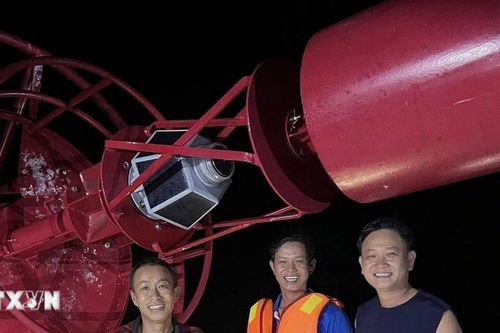 Quảng Trị: Người dân trục vớt được phao tiêu hàng hải lớn trôi dạt vào bờ biển