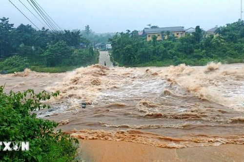 Quảng Trị cứu nạn thành công 5 người dân bị cô lập do nước lũ dâng cao
