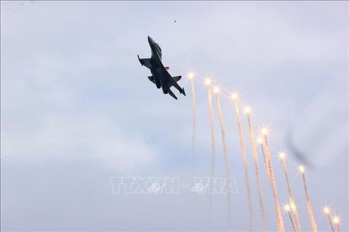 Chiêm ngưỡng tiêm kích Su-30MK2 phun bẫy nhiệt trên bầu trời Hà Nội
