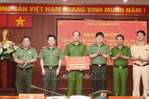 Khen thưởng thành tích triệt phá chuyên án ma túy, thu 44 bánh heroin