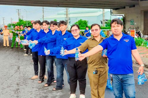 TP Hồ Chí Minh: Phát nước suối miễn phí hỗ trợ người dân về quê nghỉ lễ 2/9