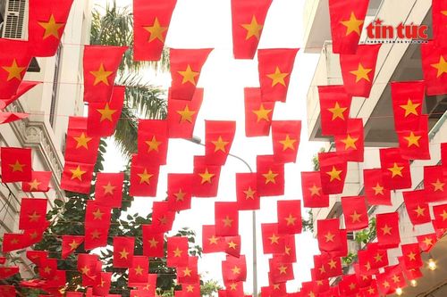 TP Hồ Chí Minh: Nhiều quán cà phê rực rỡ sắc cờ thu hút giới trẻ đến check-in