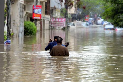 Pakistan sơ tán nửa triệu người bị mắc kẹt do lũ lụt