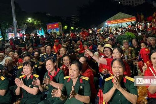 Thức xuyên đêm chờ xem tổng duyệt A80, hát vang 'như có Bác trong ngày đại thắng'