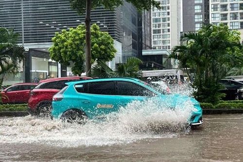 5 lưu ý khi lái ô tô điện qua vùng ngập nước