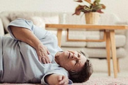 Người phụ nữ đột tử sau bữa trưa, bác sĩ cảnh báo 5 việc tuyệt đối không làm sau khi ăn