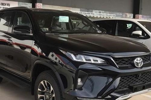 Bộ đôi xe Toyota Camry và Fortuner tăng giá bán tại Việt Nam