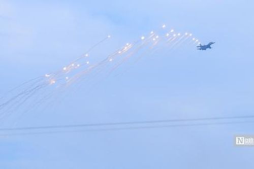 Dàn tiêm kích SU-30MK2 thả bẫy nhiệt trên bầu trời Hà Nội