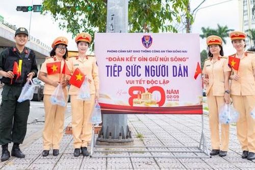 Hình ảnh đẹp: CSGT Đồng Nai phát cờ Tổ quốc, nước suối miễn phí cho người dân