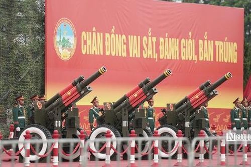 Hàng nghìn ánh mắt dõi theo pháo lễ vang rền tại tổng duyệt A80
