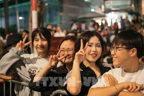 Người dân thức trắng đêm, chờ đến giờ tổng duyệt A80