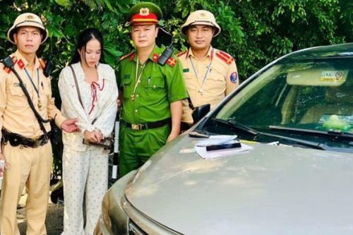 Phát hiện chiếc ô tô có biểu hiện 'lạ', Cảnh sát kiểm tra làm lộ bí mật của cô gái ngồi bên trong