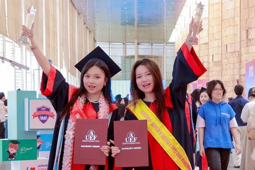Ngưỡng mộ cặp chị em song sinh cùng tốt nghiệp Thủ khoa
