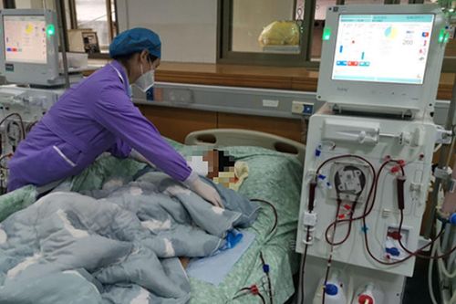 Cô gái 29 tuổi suy thận, phải lọc máu liên tục sau khi ăn mì để trong tủ lạnh