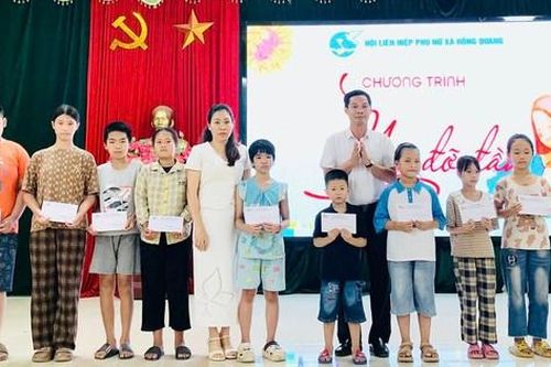 Hưng Yên: Hội LHPN xã Hồng Quang trao kinh phí đỡ đầu 64 trẻ em mồ côi trước thềm năm học mới