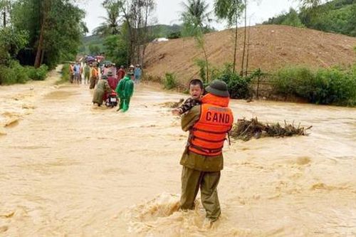 Bão số 6 trút mưa lớn, nhiều vùng ở Hà Tĩnh bị ngập lụt, chia cắt