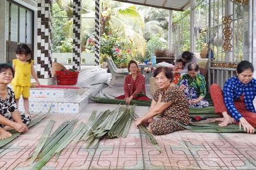 Độc đáo mô hình giỏ rác từ lá dừa nước