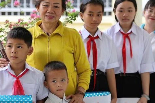Khánh Hòa: Phụ nữ và trẻ mồ côi được tặng Báo Phụ nữ Việt Nam