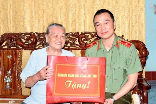 Giám đốc Công an tỉnh thăm, tặng quà các gia đình người có công nhân dịp Quốc khánh 2/9