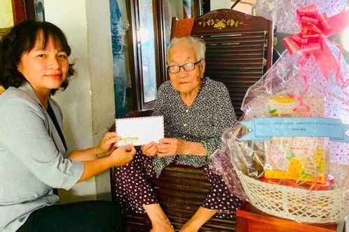 Thăm, tặng quà Mẹ Việt Nam Anh hùng Lê Thị Sáu