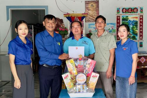 Xã đoàn Ô Lâm thăm, tặng quà gia đình chính sách và người có công với cách mạng