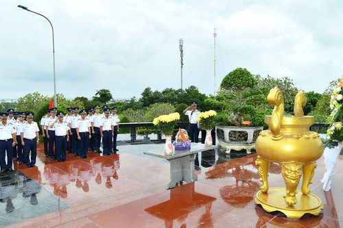 Bộ Tư lệnh Vùng Cảnh sát biển 4 tổ chức hoạt động đền ơn đáp nghĩa
