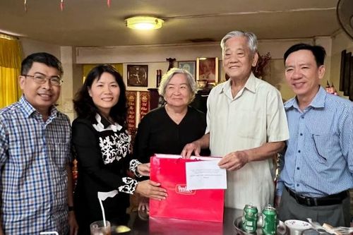 Lãnh đạo phường Bình Đức thăm, tặng quà người có công với cách mạng, nhân dịp Quốc Khánh 2/9