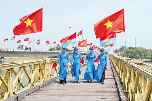 Trên cầu Hiền Lương, gặp nụ cười trong gió sớm
