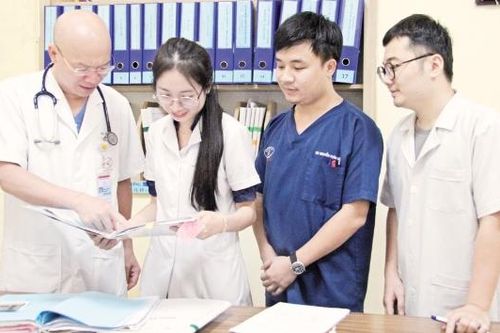 Tiến sĩ, bác sĩ Hoàng Văn: Hai thập kỷ tận hiến vì trái tim người bệnh