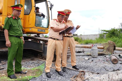 Buộc tháo dỡ thiết bị trên phương tiện vận chuyển, tàng trữ cát trái phép
