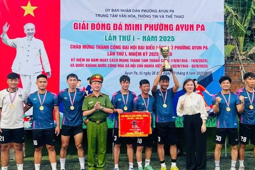 Đội bóng Công ty TNHH một thành viên Minh Nhật Agri vô địch giải bóng đá mini phường Ayun Pa