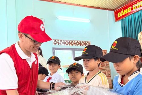 Trao quà cho bệnh nhân phong và học sinh có hoàn cảnh khó khăn xã Lơ Pang